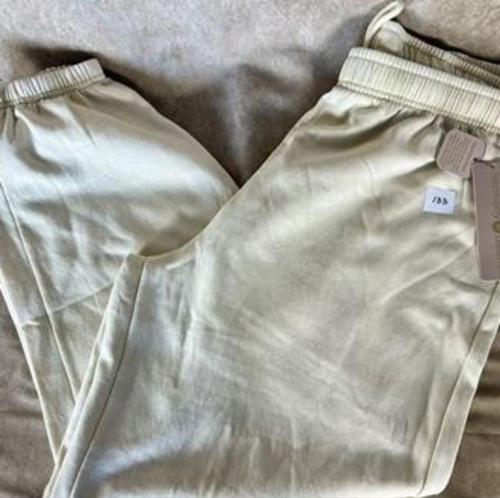 Harmony Balance Women's Cream Joggers NWT (Can390)